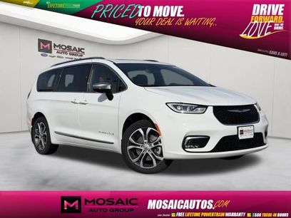 Used 2025 Chrysler Pacifica Pinnacle w/ Trailer Tow Group