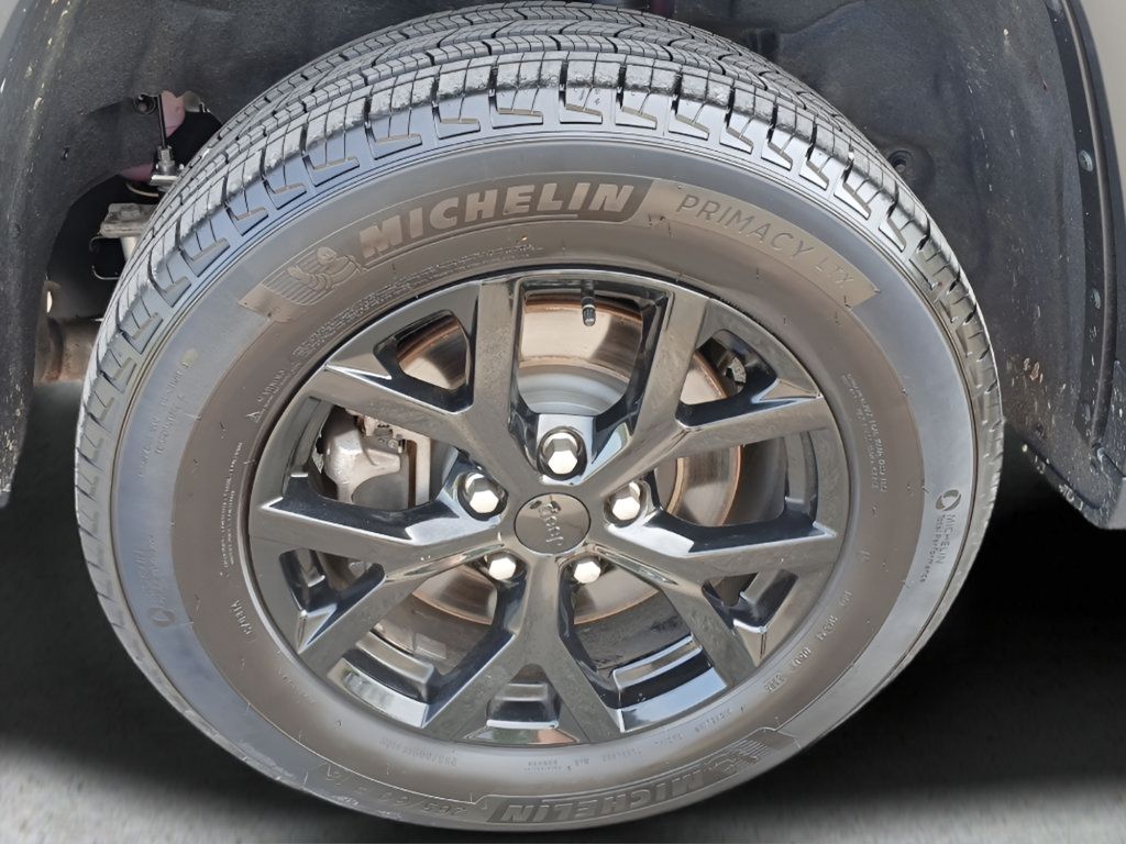 Used 2025 Jeep Grand Cherokee L Altitude AWD/4WD image 30