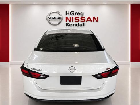 Used 2024 Nissan Altima 2.5 SR w/ SR Premium Package FWD image 2