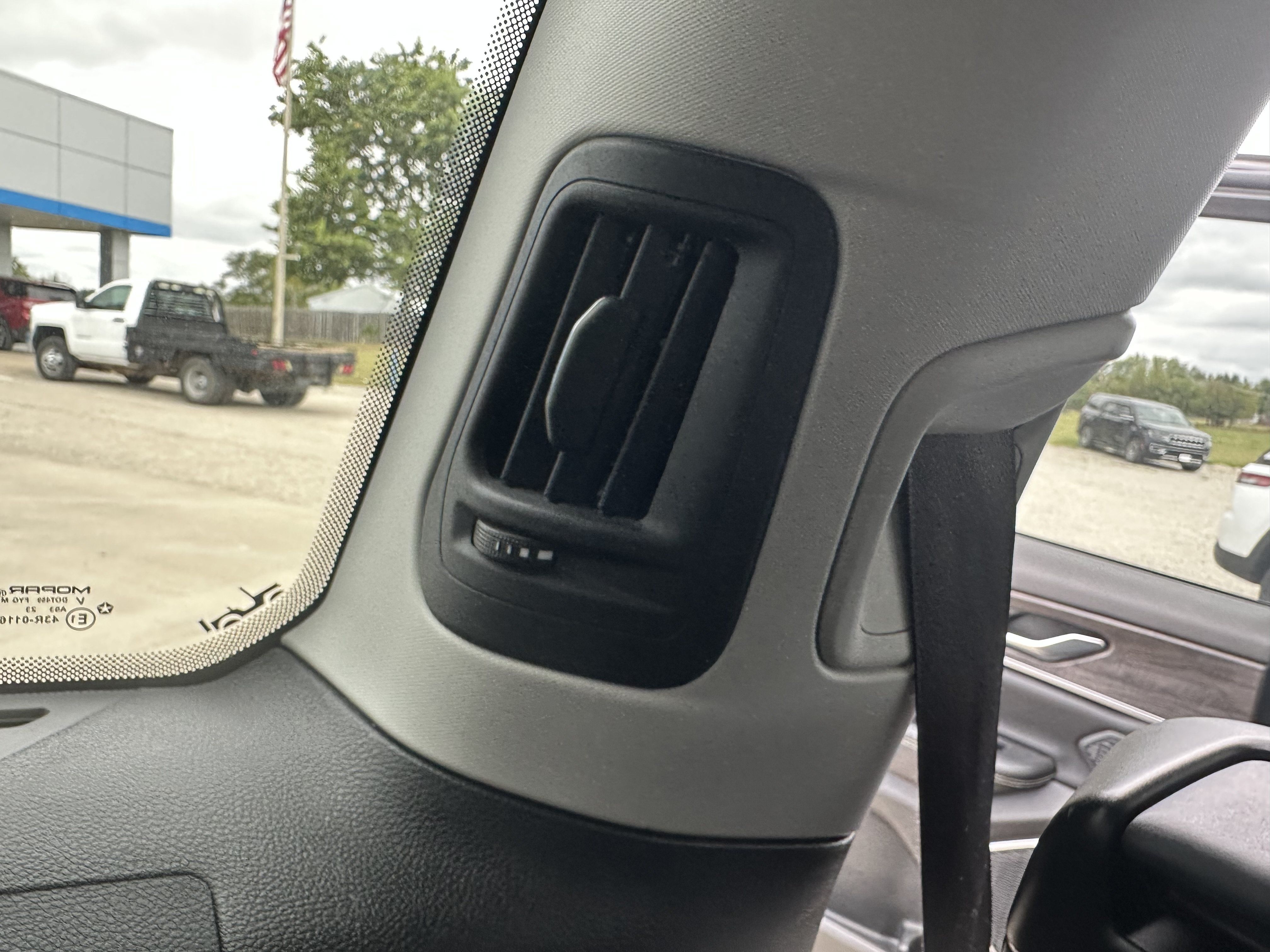 Used 2023 Jeep Grand Cherokee L Limited AWD/4WD image 31