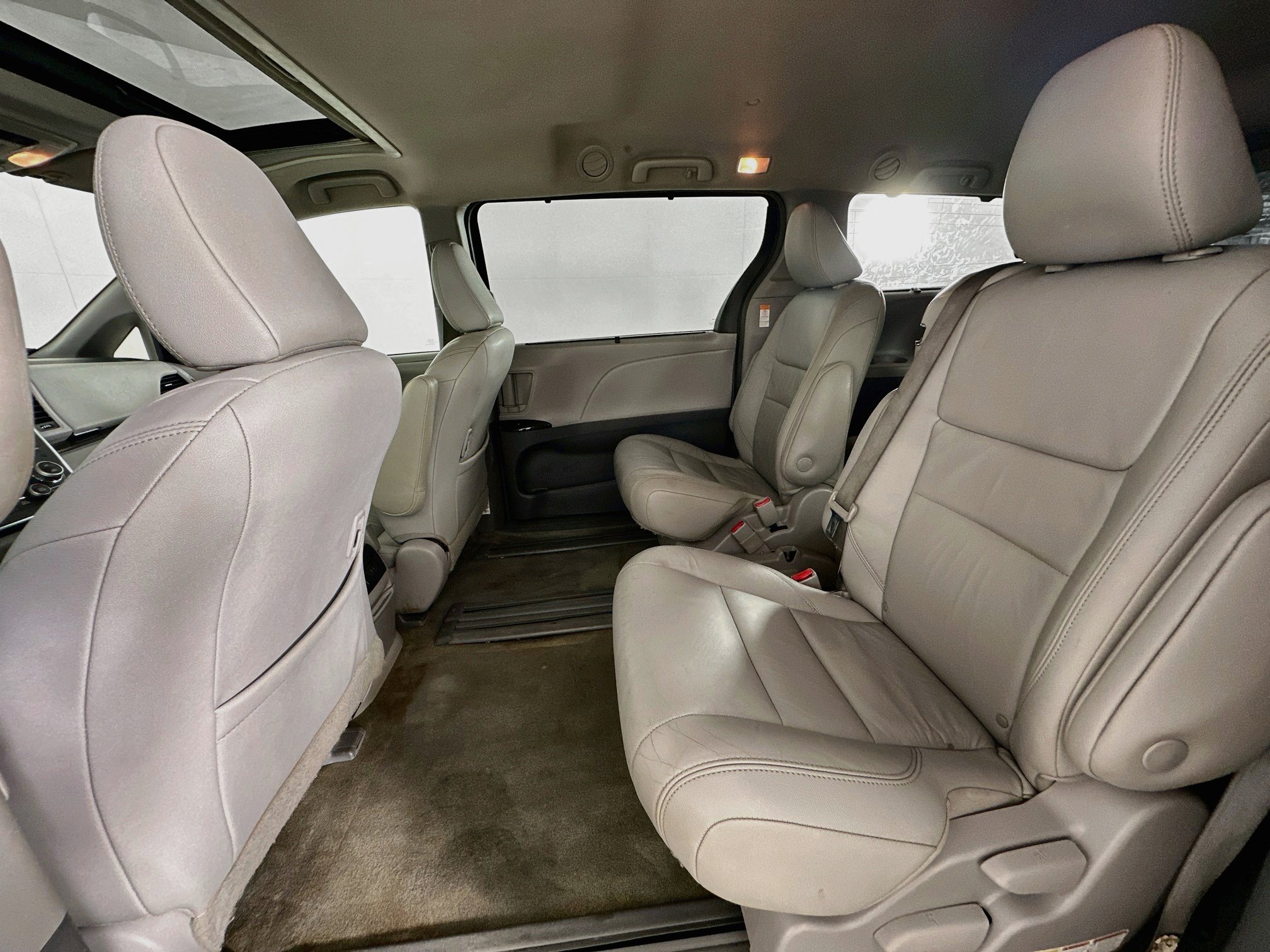 Used 2018 Toyota Sienna XLE FWD image 28