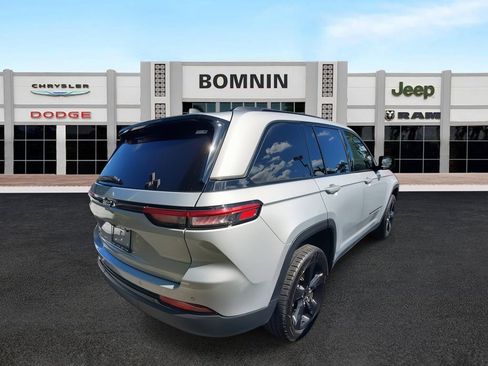 Used 2022 Jeep Grand Cherokee Altitude image 4