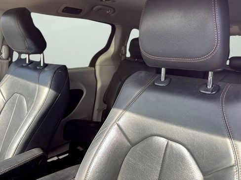 Used 2020 Chrysler Pacifica Touring-L image 10