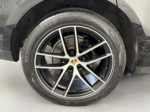 Used 2022 Porsche Macan w/ Premium Package Plus AWD/4WD image 32
