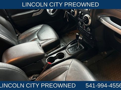 Used 2017 Jeep Wrangler Unlimited Sahara w/ Connectivity Group image 15