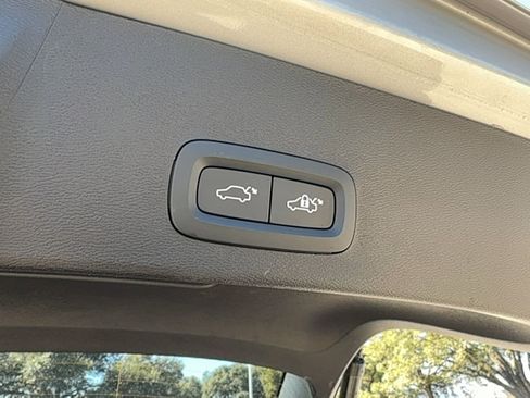 Certified 2025 Volvo XC40 B5 Plus image 22