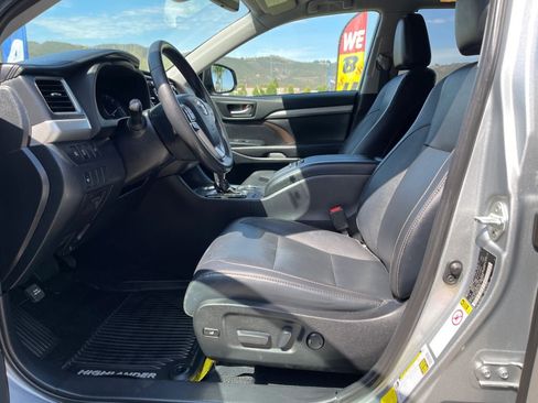 Used 2019 Toyota Highlander XLE FWD image 16