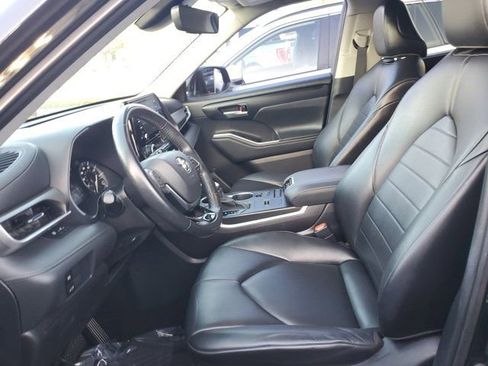 Used 2021 Toyota Highlander XLE image 14