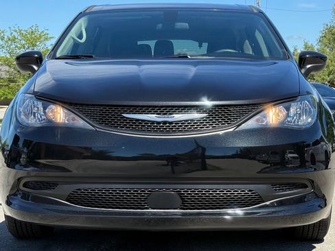 Used 2021 Chrysler Voyager L FWD image 9
