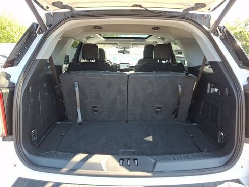 Certified 2022 Ford Explorer XLT w/ Equipment Group 202A AWD/4WD image 39