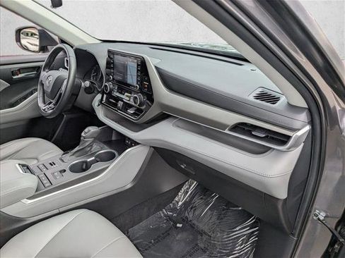 Certified 2021 Toyota Highlander XLE image 18
