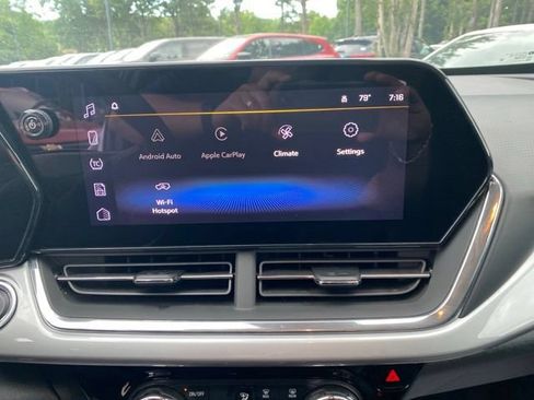 Used 2025 Chevrolet Trax LT FWD image 13