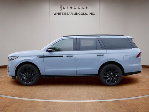 Used 2025 Lincoln Navigator Reserve w/ Jet Appearance Package image 8