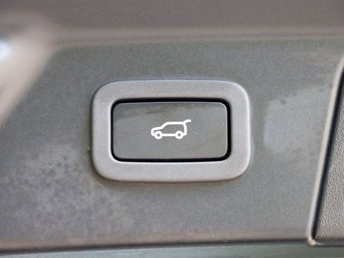 Used 2018 Land Rover Range Rover Velar R-Dynamic SE image 25