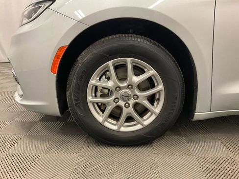 Used 2023 Chrysler Pacifica Touring-L image 8