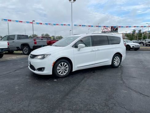 Used 2017 Chrysler Pacifica Touring-L Plus FWD image 2