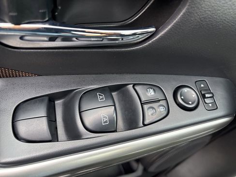 Used 2020 Nissan Kicks SR w/ Exterior Package image 23