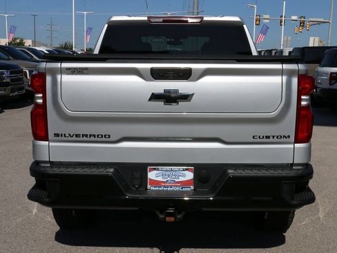 Used 2022 Chevrolet Silverado 1500 Custom Trail Boss w/ LPO, Dark Essentials Package AWD/4WD image 6