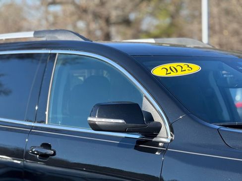 Used 2023 GMC Acadia SLE w/ Driver Convenience Package image 8