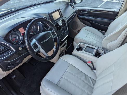 Used 2013 Chrysler Town & Country Touring image 14