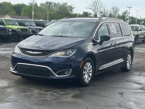 Used 2018 Chrysler Pacifica Touring-L Plus FWD image 7