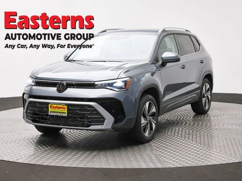 Used 2025 Volkswagen Taos SE AWD/4WD image 1