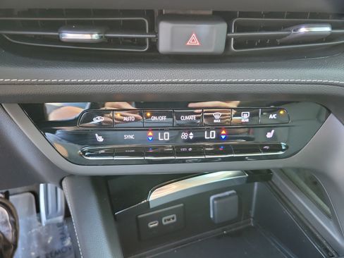 Used 2023 Buick Envision Essence w/ Sport Touring Package AWD/4WD image 17
