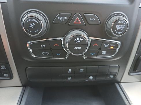 Used 2018 RAM 1500 SLT image 17