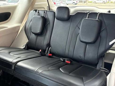 Used 2019 Chrysler Pacifica Touring-L Plus w/ Tire & Wheel Group FWD image 16