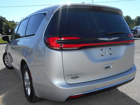 Used 2024 Chrysler Pacifica Touring-L FWD image 3