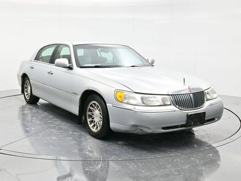 Used 2002 Lincoln Town Car Signature image 1