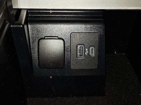 Used 2021 Ford Explorer XLT w/ Equipment Group 202A AWD/4WD image 24