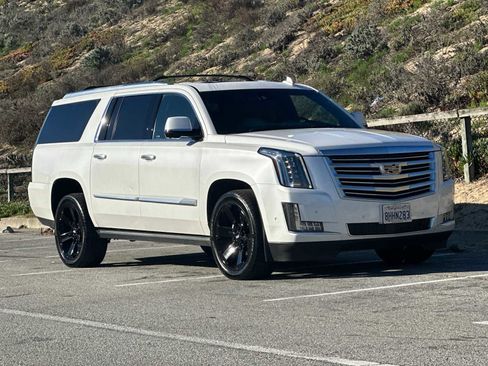Used 2019 Cadillac Escalade ESV Platinum image 10