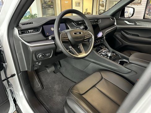 New 2025 Jeep Grand Cherokee Limited w/ Luxury Tech Group II AWD/4WD image 9