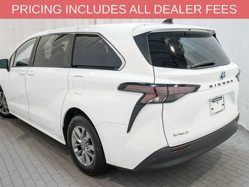 Used 2024 Toyota Sienna LE FWD image 3