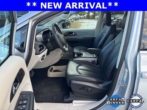 Used 2024 Chrysler Pacifica Touring-L image 5