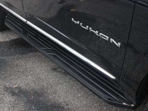 Used 2023 GMC Yukon SLT w/ SLT Premium Package image 10