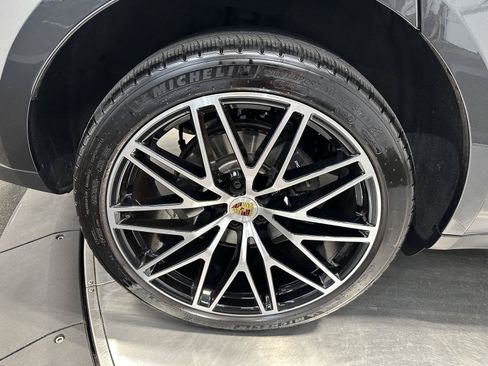 Used 2026 Porsche Macan AWD/4WD image 13