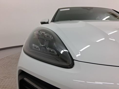 Used 2022 Porsche Cayenne S image 11