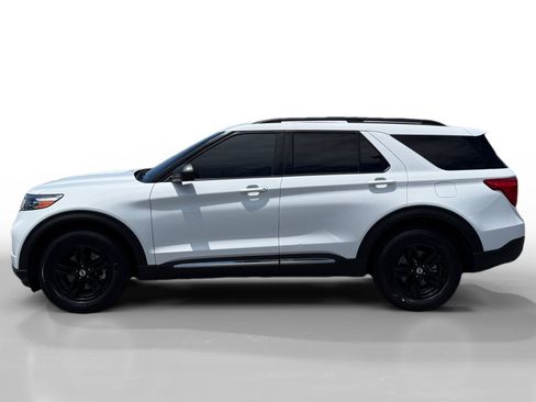 Used 2023 Ford Explorer XLT w/ Equipment Group 202A AWD/4WD image 2