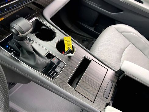 Used 2024 Toyota Sienna Limited image 15