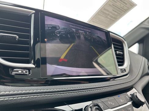 Used 2025 Chrysler Pacifica Limited FWD image 18