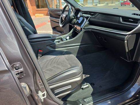 Used 2024 Jeep Grand Cherokee Altitude AWD/4WD image 29