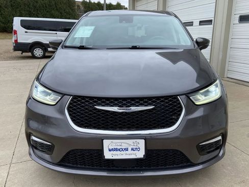 Used 2023 Chrysler Pacifica Touring-L image 3