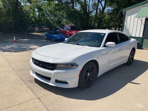 Used 2016 Dodge Charger SXT RWD image 5