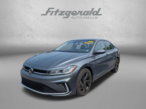 Used 2025 Volkswagen Jetta SE FWD image 3
