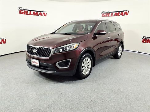 Used 2017 Kia Sorento LX w/ LX Convenience Package image 2