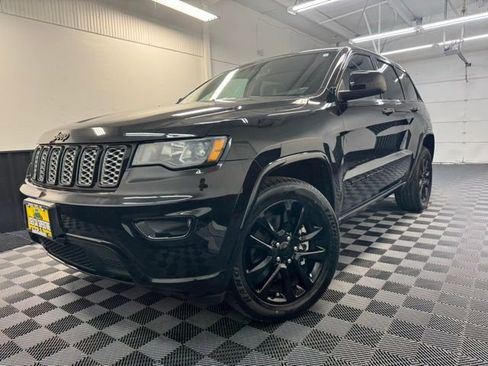 Used 2021 Jeep Grand Cherokee Laredo X image 3