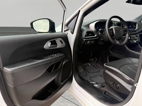 Used 2025 Chrysler Pacifica Limited FWD image 19