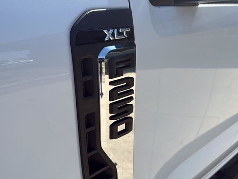 Used 2023 Ford F250 XLT AWD/4WD image 7